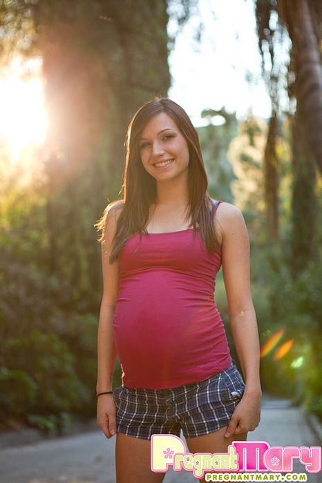 Беременная мамочка гуляет по парку и устраивает стриптиз – она снимает с себя всю одежду прямо на улице