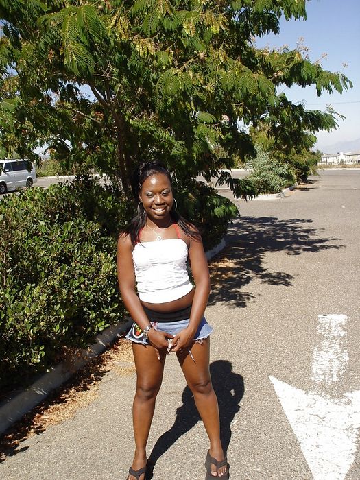 Негритянка гуляет голой по улицам одного из городов Калифорнии