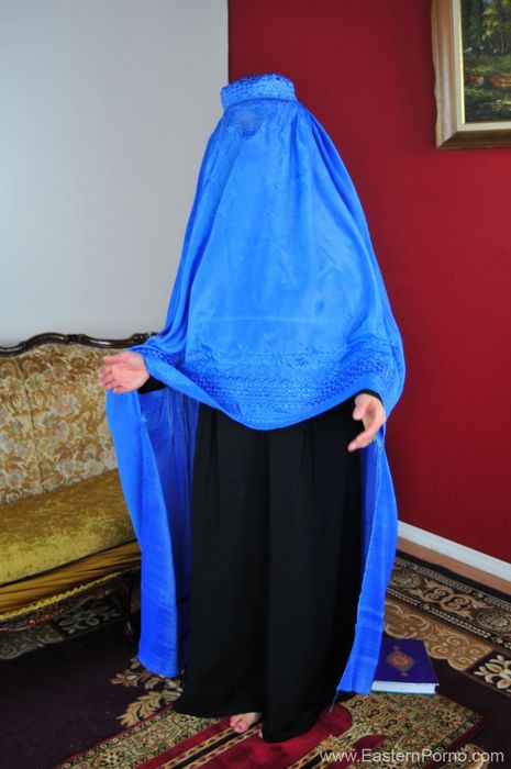 Мусульманская красотка с пышной грудью берет в рот стоя на коленках на полу