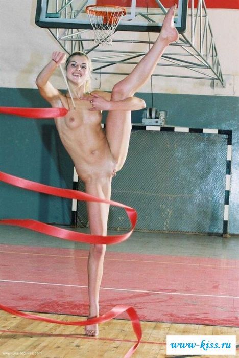 Спортивная гимнастка упражняется раздетой