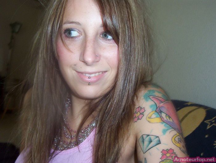 Девушка с татуировками хочет пососать