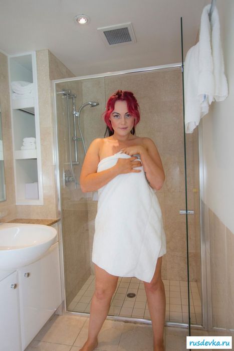 Страстная дама эротично скидывает полотенце с голого тела